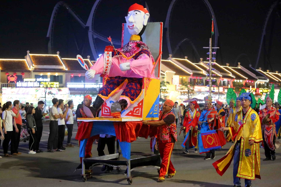 1000名演员以及12辆巡游花车穿过广宁省下龙市白斋坊的主要街道。（图片来源：越通社）