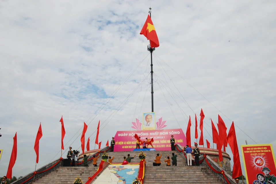 2018年“江山统一”节期间举行的升旗仪式场景。越通社记者 清水 摄