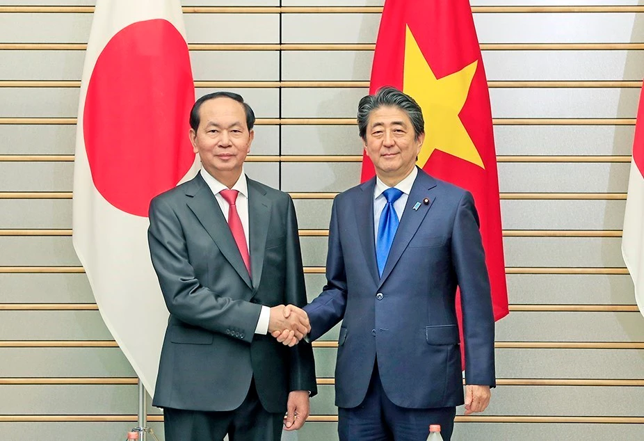 越南国家主席陈大光与日本首相安倍晋三在会谈前握手。越通社记者 彦创 摄