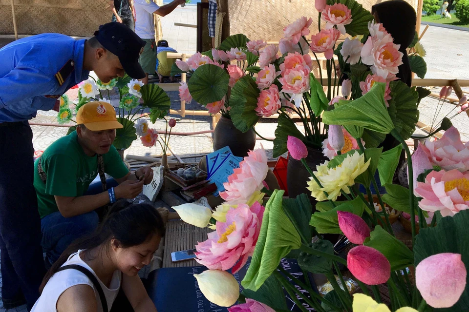 2018年莲花节展出的纸莲花。越通社记者 国越 摄