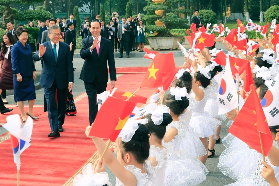 首都河内儿童手挥着国旗欢迎大韩民国总统文在寅和夫人。越通社记者 颜创 摄