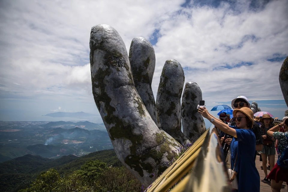 岘港高山上的“金桥”由两只“佛手”一左一右托起。（图片来源：越通社）