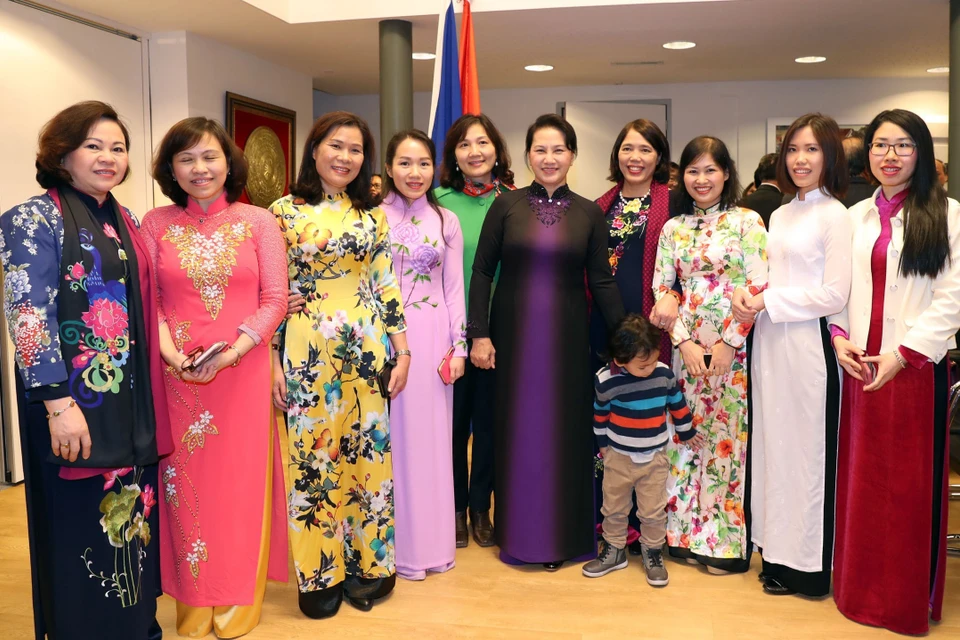 阮氏金银同越南驻荷兰大使馆干部人员和旅居荷兰越南人代表合影。（图片来源：越通社）