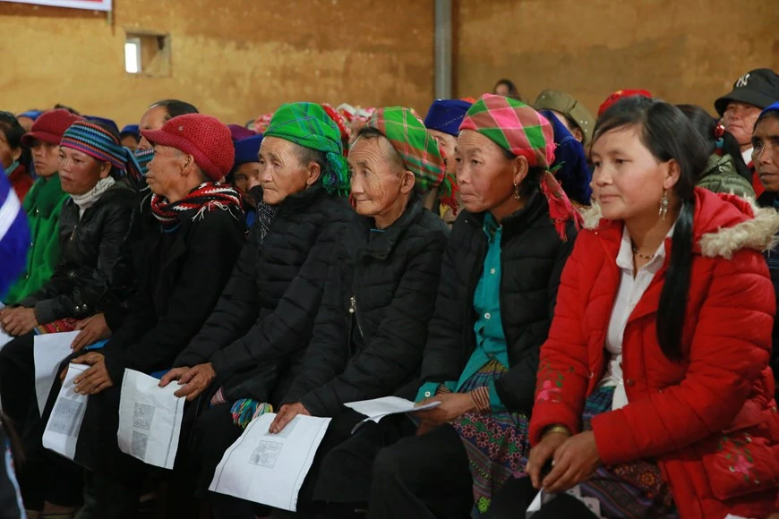 该计划旨在协助以少数民族女性为主的贫困群众。新冠肺炎疫情和相关的保持社交距离政策已使多人尤其是妇女等的弱势群体的生计受到严重打击。总额超过13亿越盾的现金救助来自联合国中央应急基金。联合国妇女署与老街省妇女联合会配合乡老街省受影响的少数民族妇女提供现金救助。图自Vietnam+