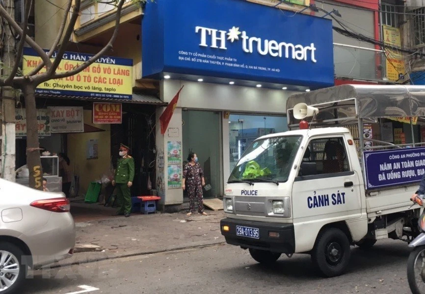 公安力量要求各街头店铺、咖啡店歇业，旨在严格限制人群聚集。图自越通社