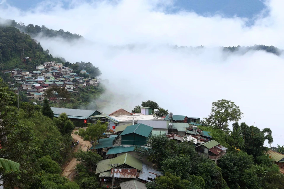 卡陵乡在西北山脉间若隐若现。图自 越通社