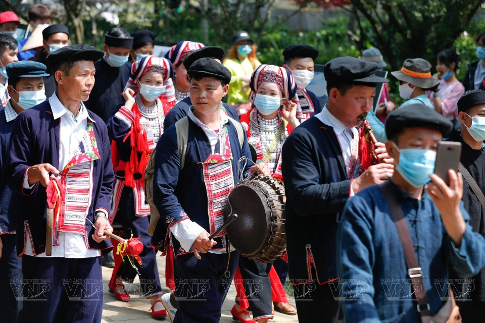 在越南民族文化旅游村的北部山区集市再现活动吸引众多国内外居民的喜爱。图自 越通社/越南画报