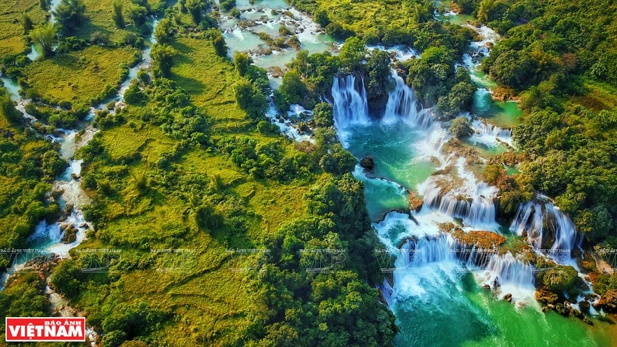 以雄伟壮观的自然景观和独特的地质地貌，高平山水全球地质公园给这一边远省份带来新活力，有助于发展旅游、推介风土人情以及为当地9个少数民族村民创造就业机会。图自越通社/越南画报