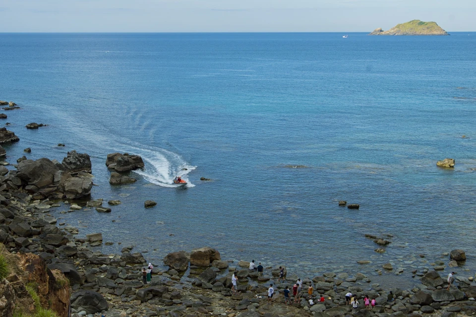 前往风峡旅游，游客可以体验在海上乘坐充气艇欣赏美丽风光的乐趣。图自越通社