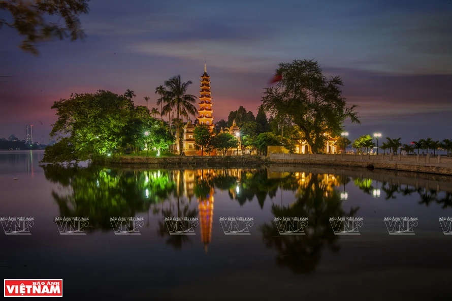 镇国寺远看犹如西湖一朵绽放的莲花，被国际游客称赞为美丽的佛教建筑物之一。图自越通社越南画报