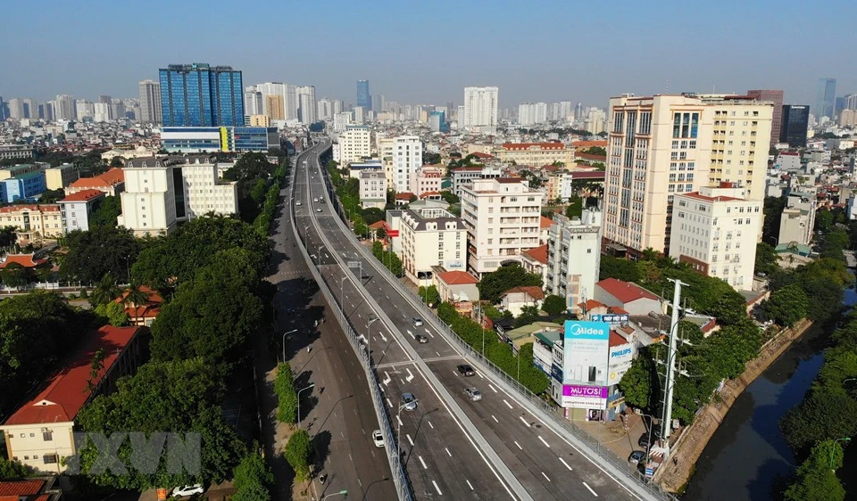 望十字路口—楚四字路口路段2号高架环路全景。越通社记者 名岚 摄