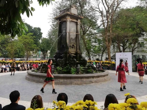 越意两国设计师向观众们介绍丝绸服装秀。越通社记者 青松 摄