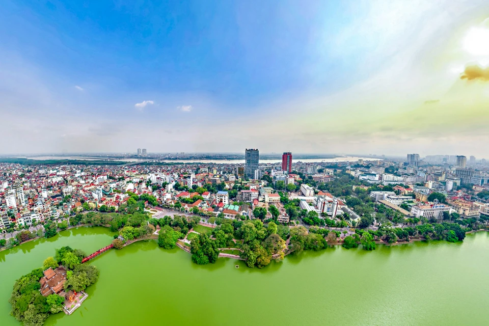 从还剑湖地区到红河地区的首都河内全景。图自 新闻报