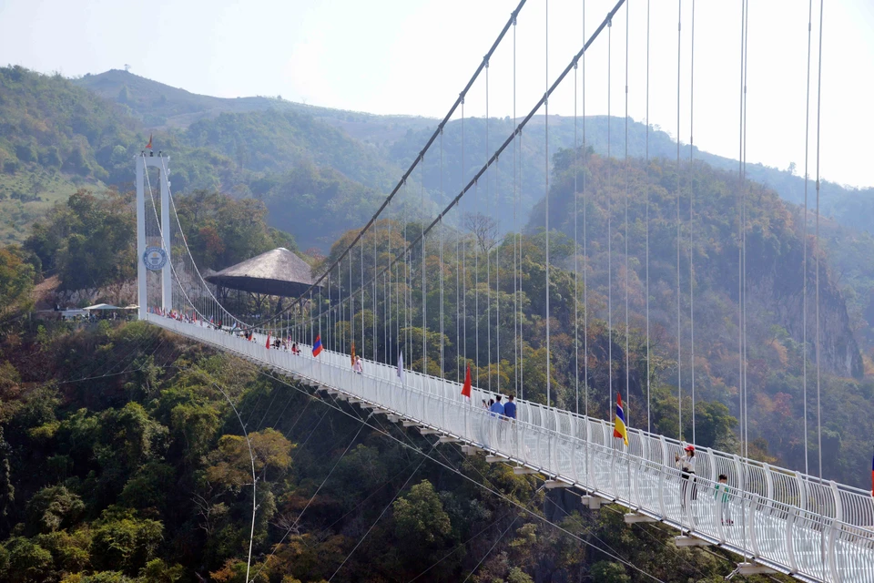 木州旅游区白龙玻璃桥吸引游客纷至沓来。图自 越通社