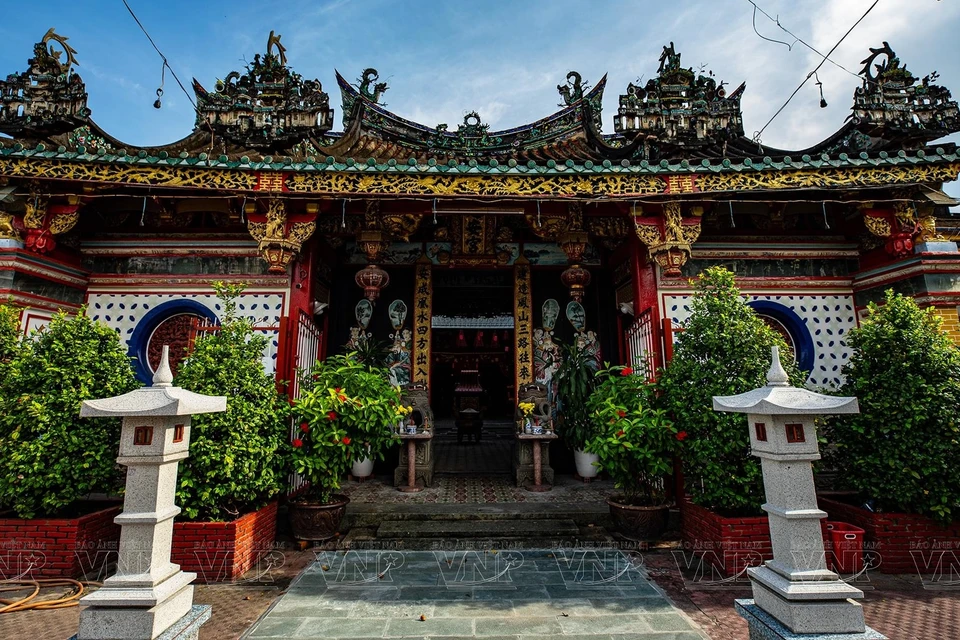 建安宫（别名为郭翁寺）是坐落在同塔省沙德市中心的百岁古寺，建筑风貌充满浓厚的中华文化色彩。图自 越南画报