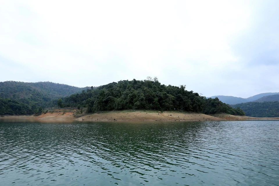 坡坤湾附近地区挺立着拥有丰富植被的多个岛屿，勾勒出宁静美丽的风景线。图自 越通社