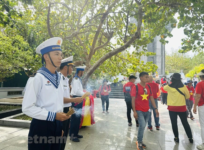 在英烈纪念碑烧香缅怀各位英烈。图自Vietnam+