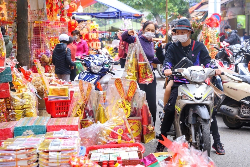 每年农历腊月廿三，越南人都准备丰盛的贡品，供奉灶王爷并恭恭敬敬地送他上天。图自越通社