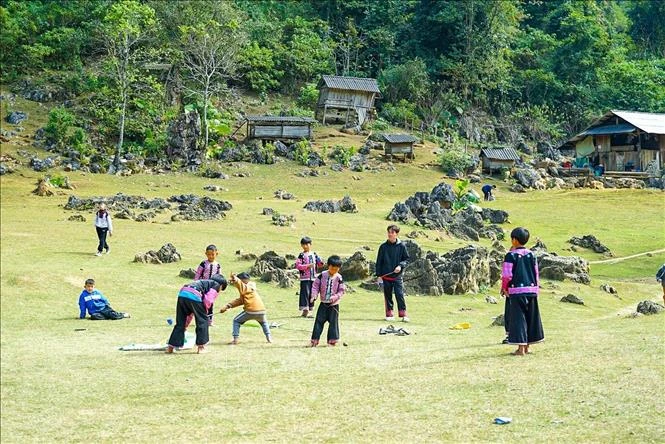 居住着20户蒙族居民的木州市镇呈黑乡恒陶山谷掩映在高大雄伟的群山间。这里的生活仿佛与世隔绝。图自越通社