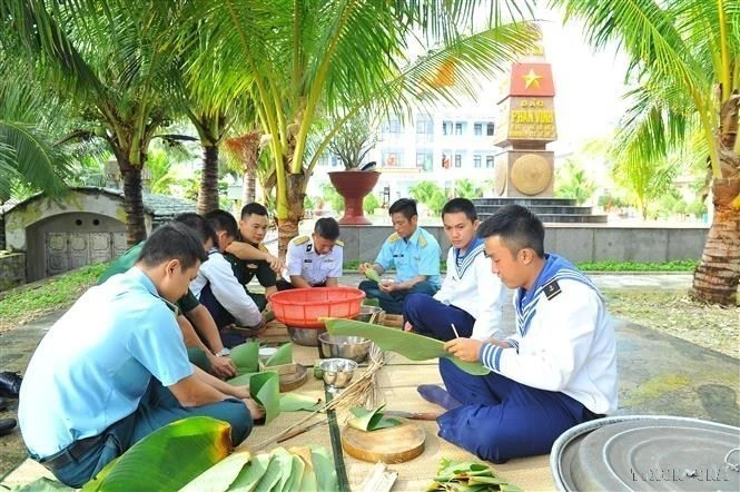 庆和省长沙岛县潘荣岛年轻战士亲手包粽子迎新春的场景。图自越通社