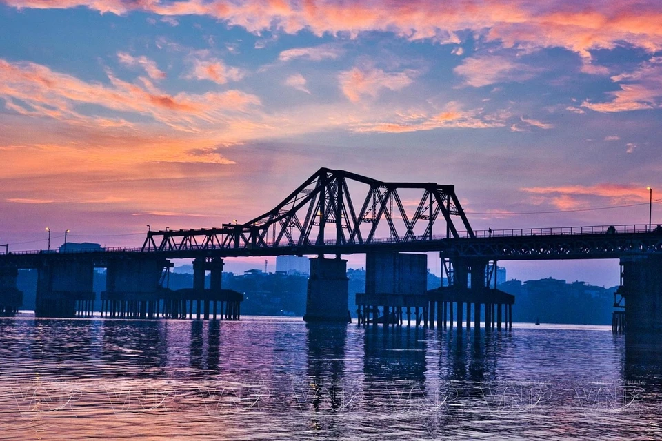 今日的首都河内日新月异，横跨红河的龙边桥尽管也发生了很多变化，但其仍然保留着其原有的风貌。图自 越通社