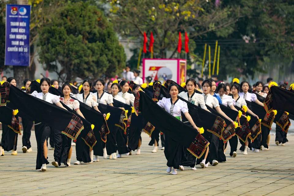 在5.7广场举行民间舞和街舞表演。图自 越通社