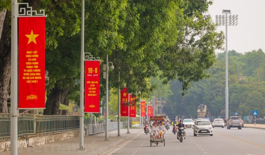 巴亭广场挂满红色庆贺横幅。图自Vietnam+