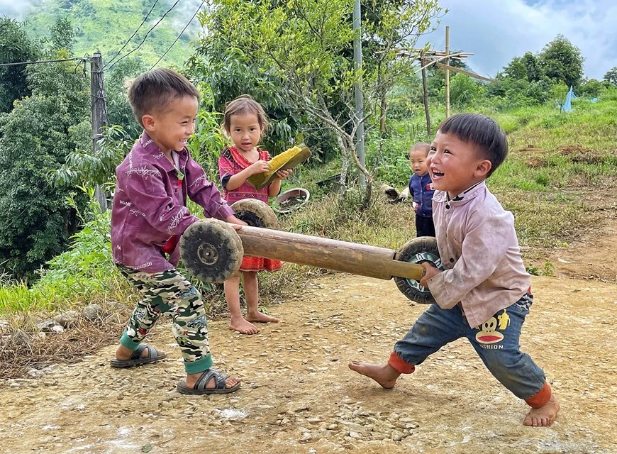 莱州省峰土县辛溪湖（Sin Suối Hồ）乡辛溪湖村位于海拔1500米的高度。这里的风景很优美。辛溪湖村蒙族同胞至今仍保留着服装、饮食菜肴等特色的传统文化价值。照片中，辛溪湖小孩子因拥有他们哥哥为其制作的“三轮车”而感到十分兴奋。图自Vietnam+