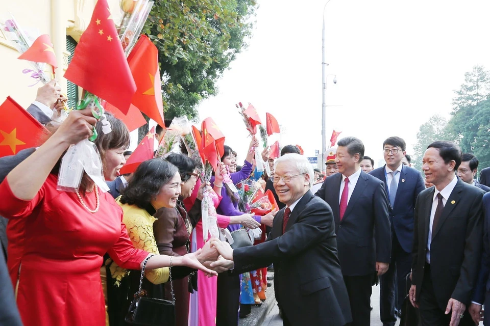 首都河内居民迎接中共中央总书记、国家主席习近平。（图片来源：越通社）