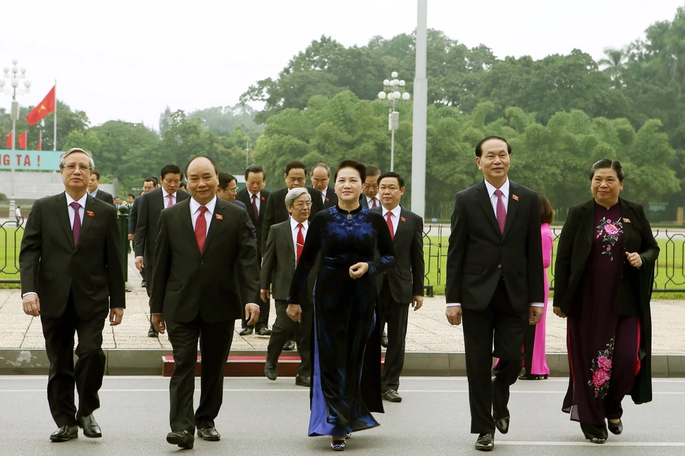 越南共产党和国家领导同第十四届国会代表前往胡志明主席陵墓敬献花圈。越通社记者 阮民 摄