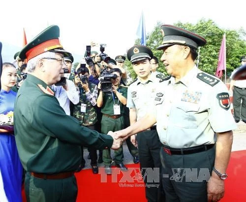 越南国防部副部长阮志咏欢迎中国代表团。（图片来源：越通社）