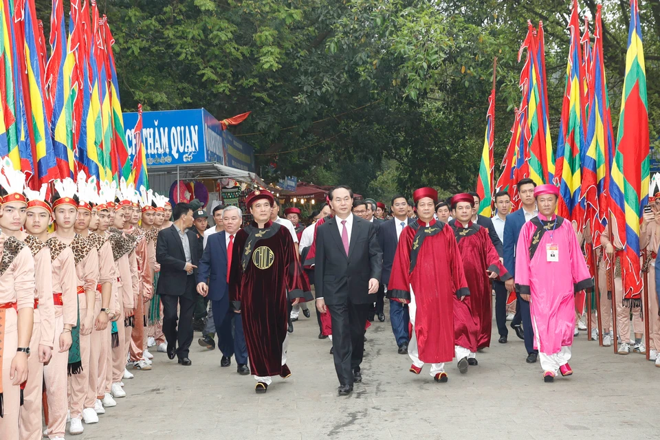 越南国家主席陈大光与党和国家领导人​前往设在富寿省义领峰的雄王庙国家特殊历史遗迹区（图片来源：越通社）