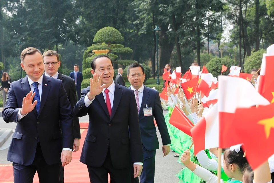 越南国家主席陈大光迎接波兰共和国总统安杰伊·杜达。（图片来源：越通社记者颜创 摄）