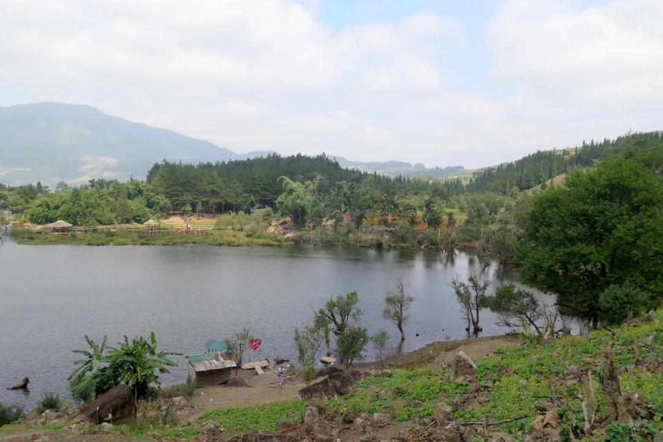 浓幽湖位于奠边省东奠边县普儿乡，占地面积4公顷，是东奠边山区县分唯一的自然湖，海拔超1000米的浓幽湖坐落在浮隆山的怀抱中，距离奠边府市约30公里。越通社记者 春进 摄