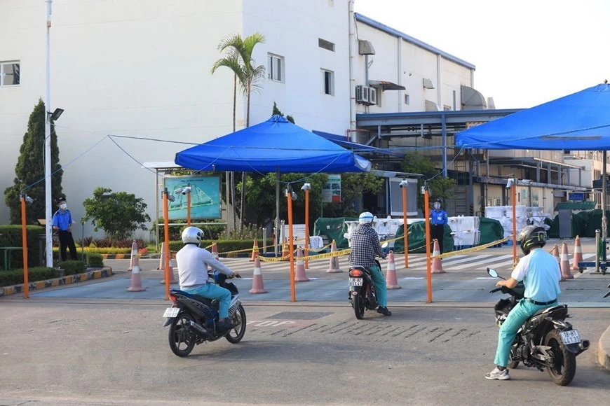 河内市升龙工业区越南东陶公司（TOTO）的工人上班时要按照划分的车道行驶。图片来源：越通社