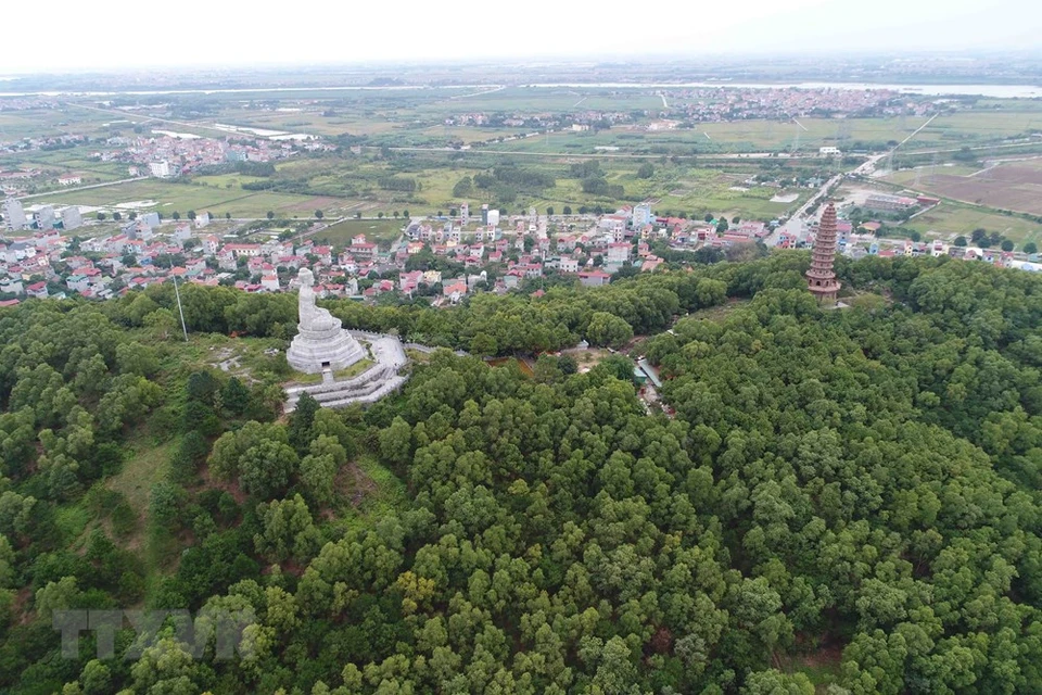 佛迹寺（又称万福寺）坐落在北宁省仙游县佛迹乡佛迹山。这是以前印度僧尼首次来越南传教之地，为越南的佛教奠定基础。越通社记者 清仓 摄