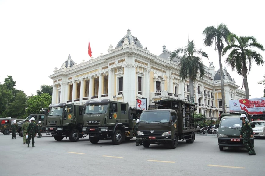 越南国防部化学司令部化学兵兵种与首都司令部配合，在首都河内开展消杀灭菌。图自Vietnam+