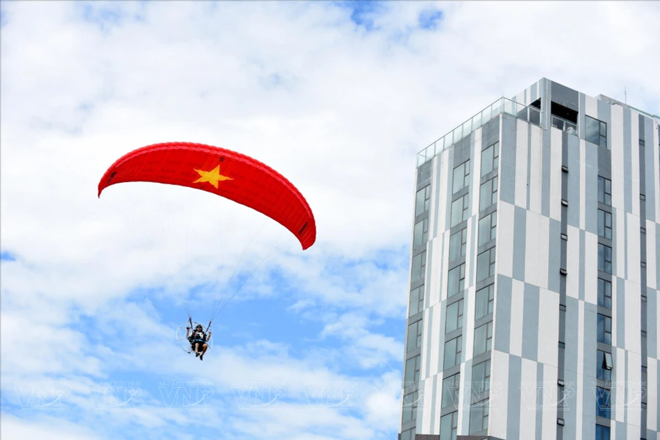 越南和老挝飞行队在岘港上空表演。图自越南画报