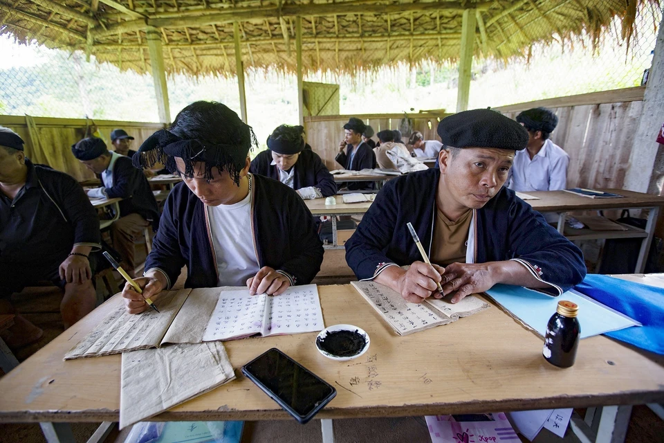 李文型先生的瑶喃字培训班吸引不同年龄的许多学员参加。图自越通社