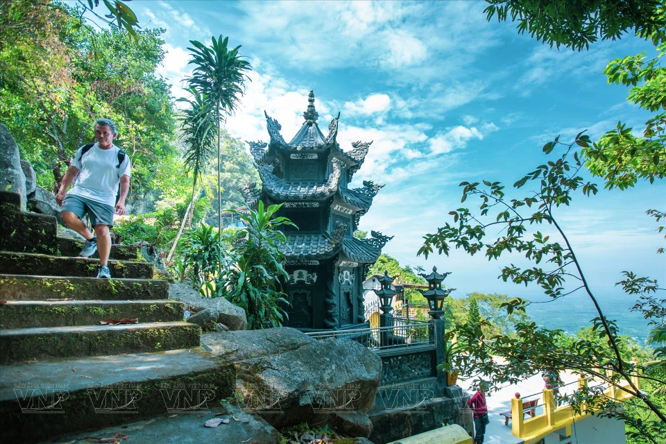 测站山的古寺和许多神秘的故事一直激发游客的好奇心。图自越南画报