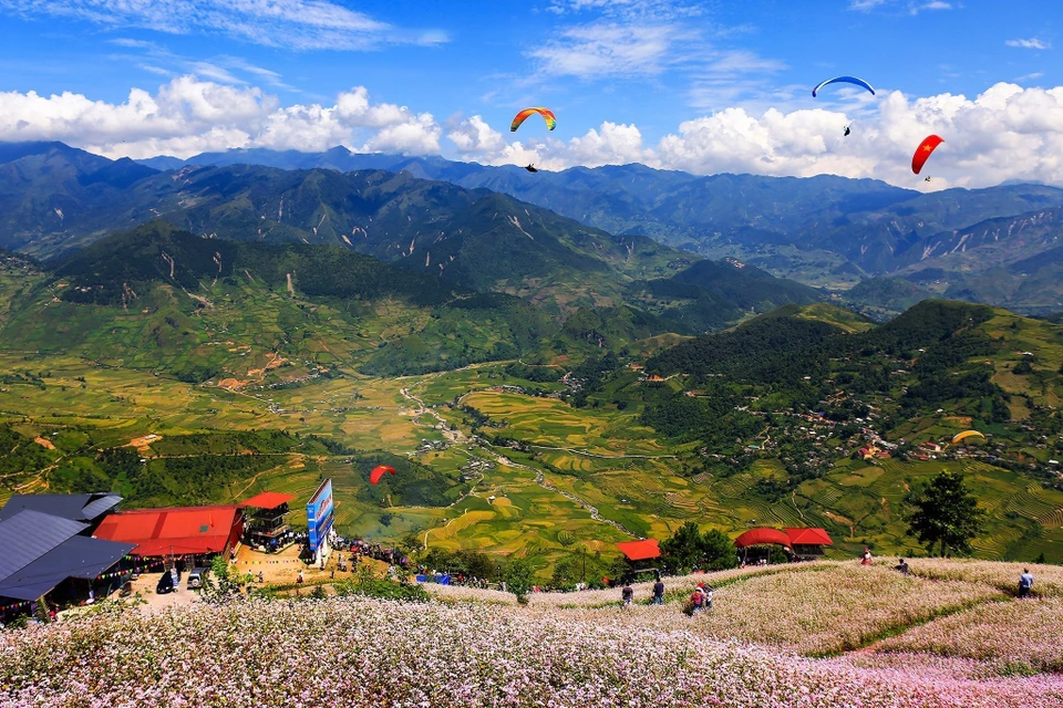 寇帕山口滑翔伞节将在2022年“灌水季节”旅游活动期间举行。图自越通社