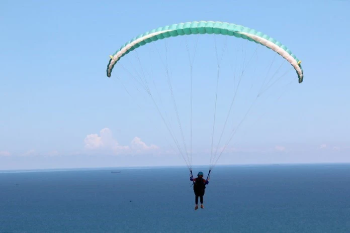 滑翔伞飞行者不仅可从高空观赏自然美景， 而且还满足自己的探险的兴趣。图自越通社