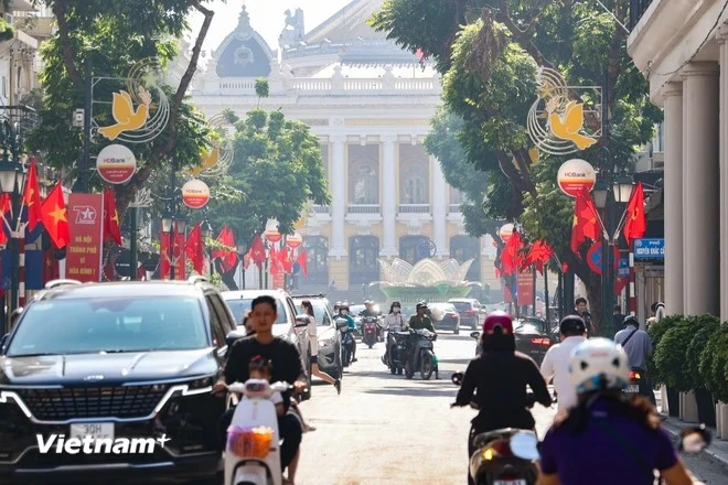 10月初，河内街头披上了国旗红、黄颜色的新装，以及一系列庆祝首都解放日（1954年10月10日-2024年10月10日）70周年的海报和横幅。图自越通社