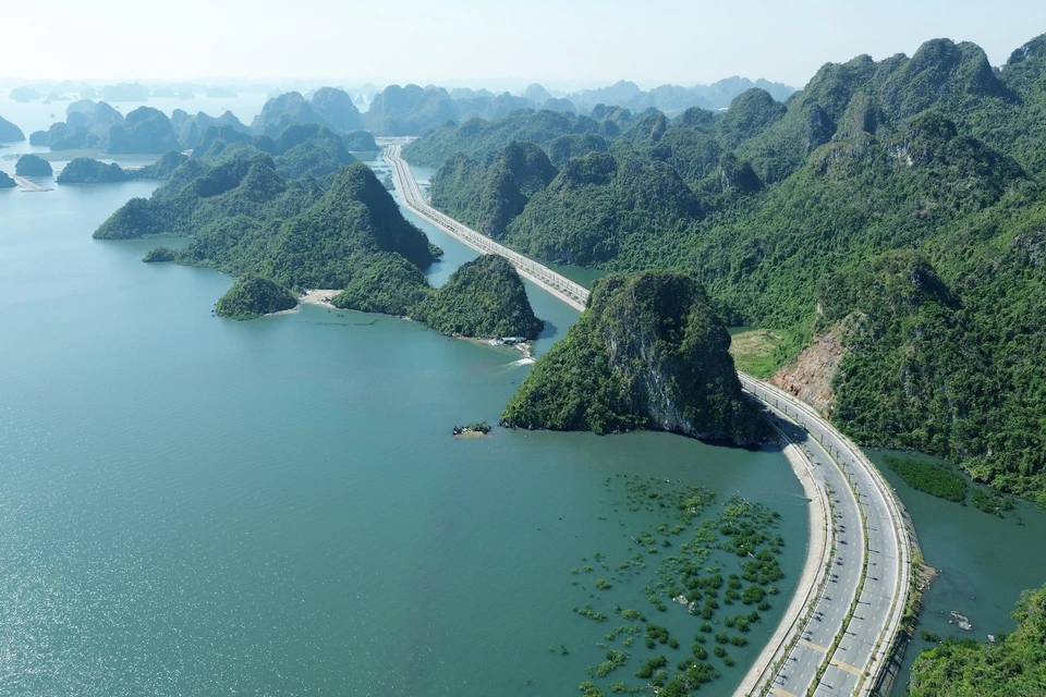 穿过石灰岩山脉的沿海路线是当地建筑和景观的一大亮点，也是游客观赏和体验的旅游目的地。图自越通社