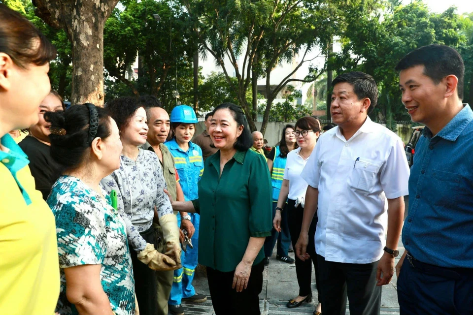 河内市委书记裴氏明怀鼓励干部群众携手努力，共同净化首都环境。图自越通社