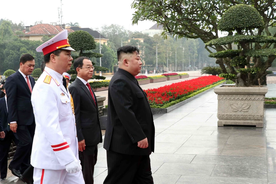 朝鲜最高领导人金正恩一行已到胡志明主席陵墓拜谒和敬献花圈。图自越通社