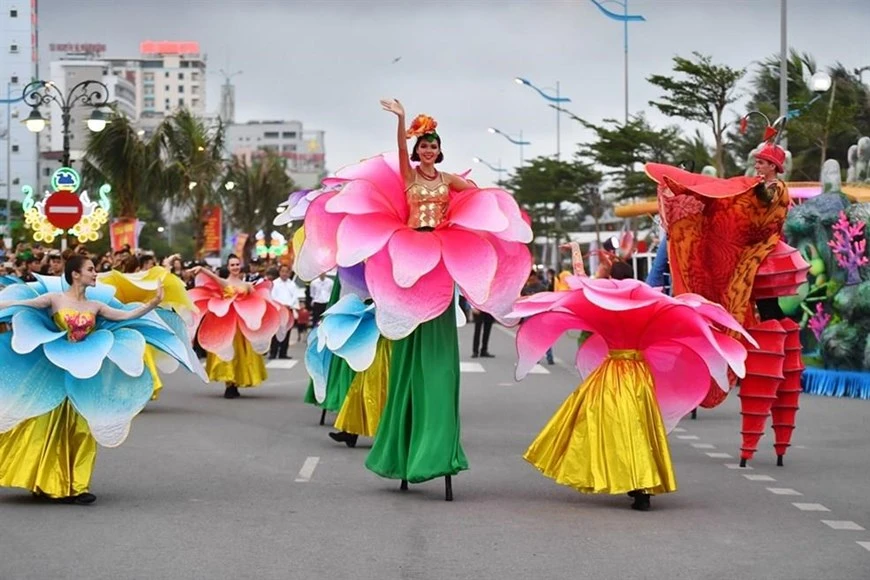 热闹非凡的2019年街头岑山狂欢节。图自越通社