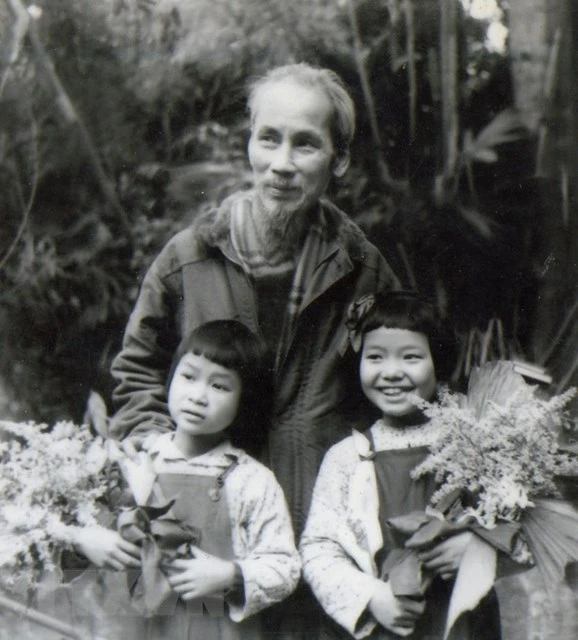 1952年胡伯伯与越北地区儿童合影。（图自越通社） 