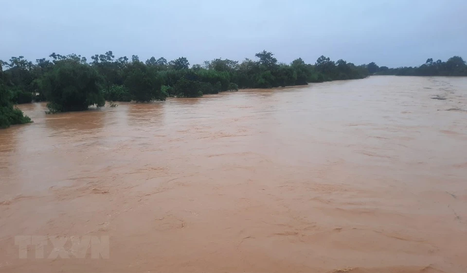 位于甘露县的孝河河段洪水泛滥，两岸多地被淹在水里。（越通社记者 胡求摄）