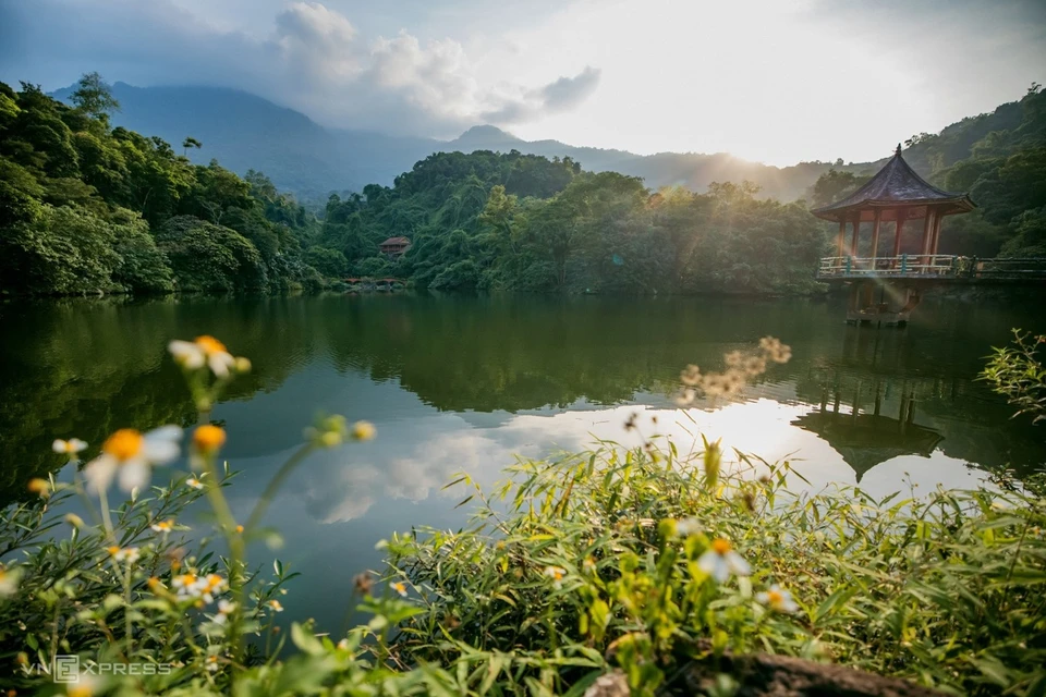 在‘望楼’上，游客可亲眼欣赏夏山一湖碧水。这里山清水秀、小溪长流，五颜六色花卉犹如一幅色彩绚丽画卷。图自vnexpress.net